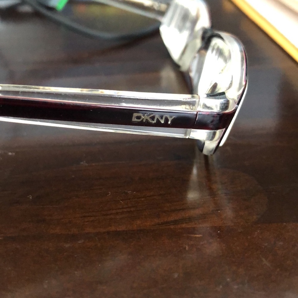 DKNY glasses V good to excelle woman adult modern sturdy spring hinge wine clear